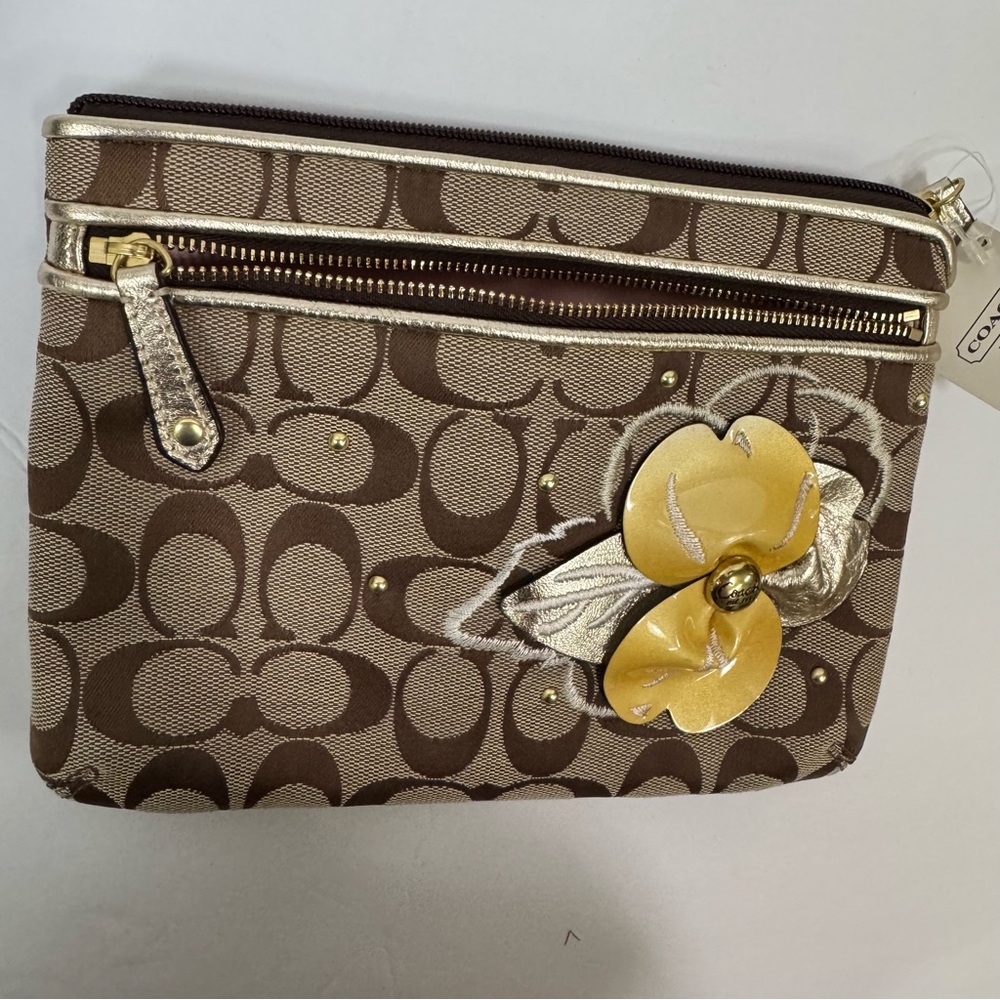 COACH NWT Chubby 6x8 Clutch Purse Kindle Pouch Flower Appliqué Gold Khaki Tan